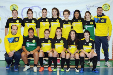 Caparroso sacó pecho presentando a sus equipos de fútbol sala. Equipos masculinos, femeninos y mixtos se reunieron para protagonizar la foto de la temporada. Un día de fiesta para este club deportivo.