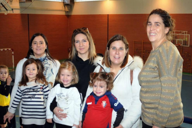 Caparroso sacó pecho presentando a sus equipos de fútbol sala. Equipos masculinos, femeninos y mixtos se reunieron para protagonizar la foto de la temporada. Un día de fiesta para este club deportivo.