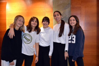 El pasado 14 de diciembre la Casa de Cultura se llenó en un acto en el que participaron numerosos colectivos de la localidad y de la Ribera. Además, este Festival Solidario de Murchante contó también con la actuación del Mago Tután y estuvo presentado por la monologuista local Aroa Berrozpe.