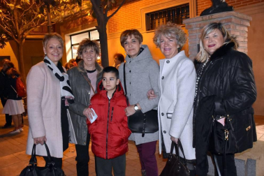 El pasado 14 de diciembre la Casa de Cultura se llenó en un acto en el que participaron numerosos colectivos de la localidad y de la Ribera. Además, este Festival Solidario de Murchante contó también con la actuación del Mago Tután y estuvo presentado por la monologuista local Aroa Berrozpe.