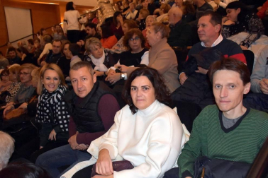 El pasado 14 de diciembre la Casa de Cultura se llenó en un acto en el que participaron numerosos colectivos de la localidad y de la Ribera. Además, este Festival Solidario de Murchante contó también con la actuación del Mago Tután y estuvo presentado por la monologuista local Aroa Berrozpe.