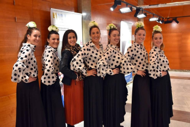 El pasado 14 de diciembre la Casa de Cultura se llenó en un acto en el que participaron numerosos colectivos de la localidad y de la Ribera. Además, este Festival Solidario de Murchante contó también con la actuación del Mago Tután y estuvo presentado por la monologuista local Aroa Berrozpe.