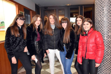 El pasado 14 de diciembre la Casa de Cultura se llenó en un acto en el que participaron numerosos colectivos de la localidad y de la Ribera. Además, este Festival Solidario de Murchante contó también con la actuación del Mago Tután y estuvo presentado por la monologuista local Aroa Berrozpe.