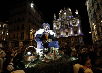Paso de la tradicional comitiva del carbonero por las calles de la capital navarra dando inicio a las Navidades 2018
