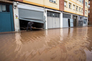 La localidad cántabraha amanecido teñida del marrón del lodo