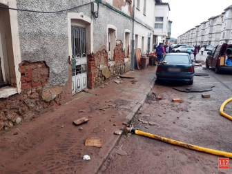 La localidad cántabraha amanecido teñida del marrón del lodo