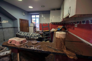 La localidad cántabraha amanecido teñida del marrón del lodo