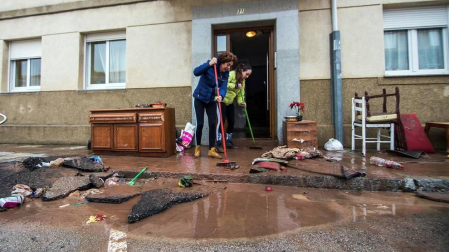 La localidad cántabraha amanecido teñida del marrón del lodo