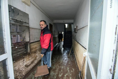 La localidad cántabraha amanecido teñida del marrón del lodo