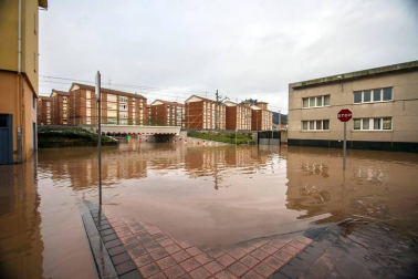 La localidad cántabraha amanecido teñida del marrón del lodo