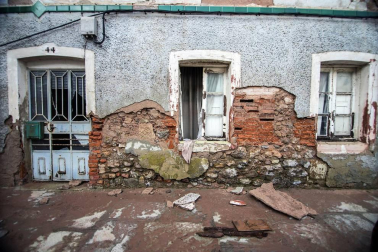 La localidad cántabraha amanecido teñida del marrón del lodo