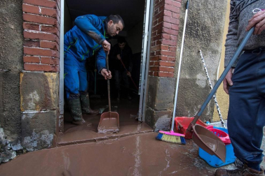 La localidad cántabraha amanecido teñida del marrón del lodo