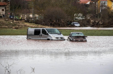 La localidad cántabraha amanecido teñida del marrón del lodo