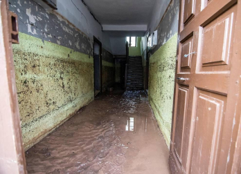 La localidad cántabraha amanecido teñida del marrón del lodo