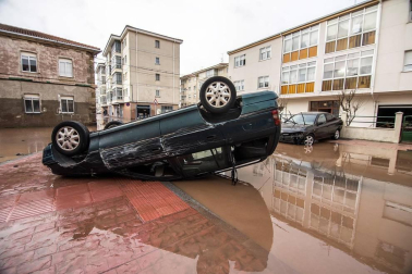 La localidad cántabraha amanecido teñida del marrón del lodo