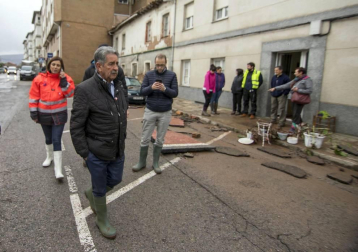 La localidad cántabraha amanecido teñida del marrón del lodo