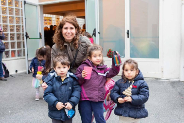 El pasado viernes 13 de diciembre el colegio Paderborn-Víctor Pradera acogió su primer mercadillo de adornos de Navidad elaborados por alumnos del centro. La recaudación se destinará íntegramente a fines benéficos. En concreto, el dinero se entregará a Bocatas Navarra, asociación volcada en la atención de las personas sin hogar.