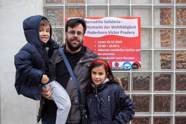El pasado viernes 13 de diciembre el colegio Paderborn-Víctor Pradera acogió su primer mercadillo de adornos de Navidad elaborados por alumnos del centro. La recaudación se destinará íntegramente a fines benéficos. En concreto, el dinero se entregará a Bocatas Navarra, asociación volcada en la atención de las personas sin hogar.