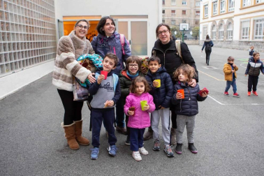 El pasado viernes 13 de diciembre el colegio Paderborn-Víctor Pradera acogió su primer mercadillo de adornos de Navidad elaborados por alumnos del centro. La recaudación se destinará íntegramente a fines benéficos. En concreto, el dinero se entregará a Bocatas Navarra, asociación volcada en la atención de las personas sin hogar.