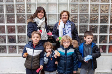 El pasado viernes 13 de diciembre el colegio Paderborn-Víctor Pradera acogió su primer mercadillo de adornos de Navidad elaborados por alumnos del centro. La recaudación se destinará íntegramente a fines benéficos. En concreto, el dinero se entregará a Bocatas Navarra, asociación volcada en la atención de las personas sin hogar.