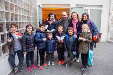 El pasado viernes 13 de diciembre el colegio Paderborn-Víctor Pradera acogió su primer mercadillo de adornos de Navidad elaborados por alumnos del centro. La recaudación se destinará íntegramente a fines benéficos. En concreto, el dinero se entregará a Bocatas Navarra, asociación volcada en la atención de las personas sin hogar.