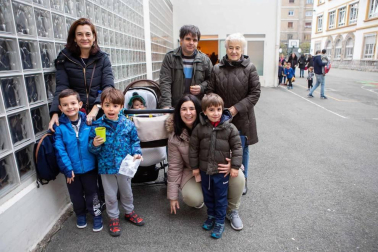 El pasado viernes 13 de diciembre el colegio Paderborn-Víctor Pradera acogió su primer mercadillo de adornos de Navidad elaborados por alumnos del centro. La recaudación se destinará íntegramente a fines benéficos. En concreto, el dinero se entregará a Bocatas Navarra, asociación volcada en la atención de las personas sin hogar.