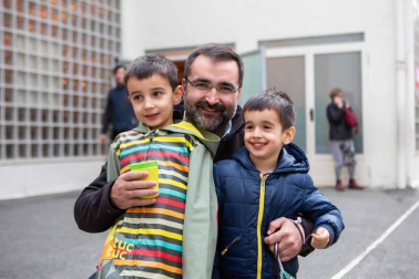 El pasado viernes 13 de diciembre el colegio Paderborn-Víctor Pradera acogió su primer mercadillo de adornos de Navidad elaborados por alumnos del centro. La recaudación se destinará íntegramente a fines benéficos. En concreto, el dinero se entregará a Bocatas Navarra, asociación volcada en la atención de las personas sin hogar.