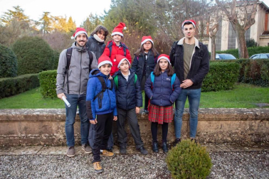 Los alumnos del Clen College de Pamplona tuvieron la oportunidad de reunirse en un evento diferente, con el que disfrutaron de una tarde de celebración anticipada de la Navidad. Jóvenes y profesores se acercaron a la residencia Amma Argaray para alegrar a los mayores con una sesión de villancicos.