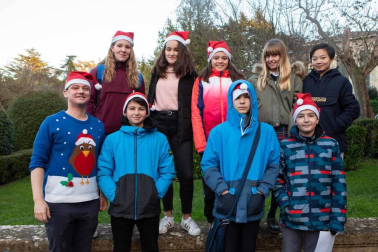 Los alumnos del Clen College de Pamplona tuvieron la oportunidad de reunirse en un evento diferente, con el que disfrutaron de una tarde de celebración anticipada de la Navidad. Jóvenes y profesores se acercaron a la residencia Amma Argaray para alegrar a los mayores con una sesión de villancicos.