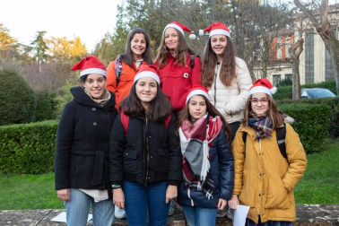 Los alumnos del Clen College de Pamplona tuvieron la oportunidad de reunirse en un evento diferente, con el que disfrutaron de una tarde de celebración anticipada de la Navidad. Jóvenes y profesores se acercaron a la residencia Amma Argaray para alegrar a los mayores con una sesión de villancicos.