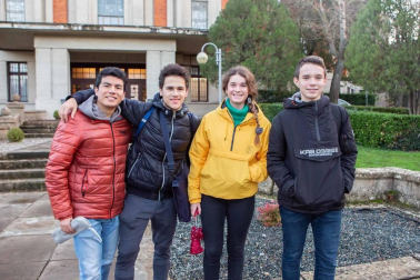 Los alumnos del Clen College de Pamplona tuvieron la oportunidad de reunirse en un evento diferente, con el que disfrutaron de una tarde de celebración anticipada de la Navidad. Jóvenes y profesores se acercaron a la residencia Amma Argaray para alegrar a los mayores con una sesión de villancicos.