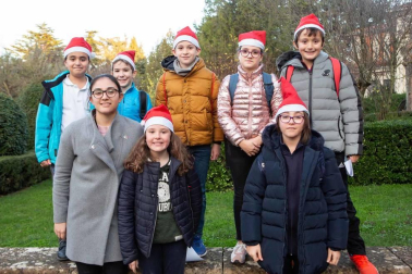 Los alumnos del Clen College de Pamplona tuvieron la oportunidad de reunirse en un evento diferente, con el que disfrutaron de una tarde de celebración anticipada de la Navidad. Jóvenes y profesores se acercaron a la residencia Amma Argaray para alegrar a los mayores con una sesión de villancicos.