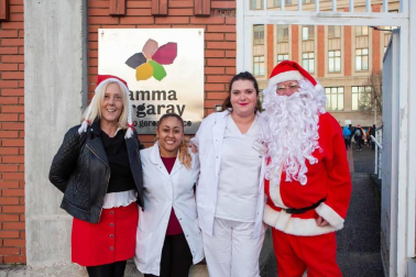Los alumnos del Clen College de Pamplona tuvieron la oportunidad de reunirse en un evento diferente, con el que disfrutaron de una tarde de celebración anticipada de la Navidad. Jóvenes y profesores se acercaron a la residencia Amma Argaray para alegrar a los mayores con una sesión de villancicos.