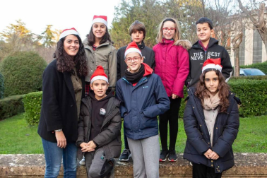 Los alumnos del Clen College de Pamplona tuvieron la oportunidad de reunirse en un evento diferente, con el que disfrutaron de una tarde de celebración anticipada de la Navidad. Jóvenes y profesores se acercaron a la residencia Amma Argaray para alegrar a los mayores con una sesión de villancicos.