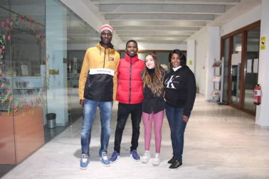 El sábado 14 de diciembre la Casa de Cultura de Aoiz acogió un festival solidario de Navidad con el fin de ayudar a los niños Talibés de Senegal. Los habitantes de la localidad quisieron conocer de primera mano este proyecto y disfrutaron de las diferentes actividades, que se desarrollaron en la Casa de Cultura.