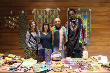 El sábado 14 de diciembre la Casa de Cultura de Aoiz acogió un festival solidario de Navidad con el fin de ayudar a los niños Talibés de Senegal. Los habitantes de la localidad quisieron conocer de primera mano este proyecto y disfrutaron de las diferentes actividades, que se desarrollaron en la Casa de Cultura.