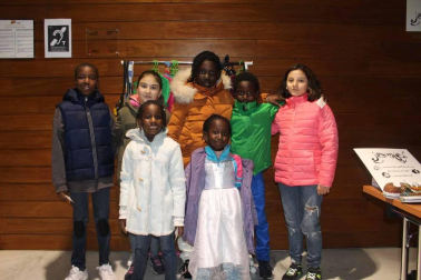 El sábado 14 de diciembre la Casa de Cultura de Aoiz acogió un festival solidario de Navidad con el fin de ayudar a los niños Talibés de Senegal. Los habitantes de la localidad quisieron conocer de primera mano este proyecto y disfrutaron de las diferentes actividades, que se desarrollaron en la Casa de Cultura.