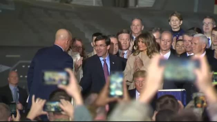 Trump firma la ley de defensa que crea la nueva Fuerza Espacial