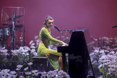 La pamplonesa debutaba en su casa y ese hecho, en parte, le generaba un nerviosismo que ha reconocido al inicio del concierto. “No os imagináis la ilusión que me hace cantar aquí. Estaba a punto de llorar antes de salir”, ha confesado