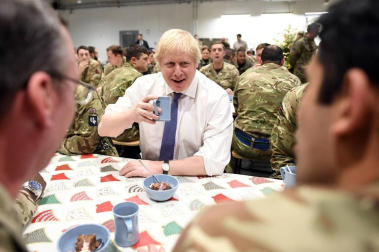 El primer ministro británico sirvió a los soldados una comida prenavideña en la cantina de esa base.