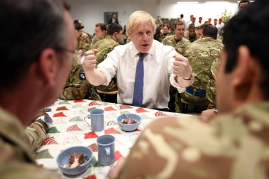 El primer ministro británico sirvió a los soldados una comida prenavideña en la cantina de esa base.
