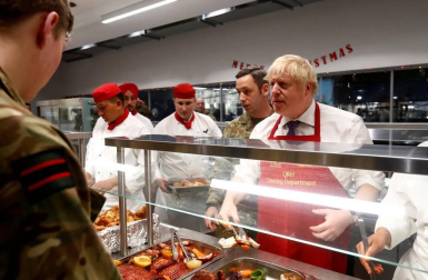 El primer ministro británico sirvió a los soldados una comida prenavideña en la cantina de esa base.