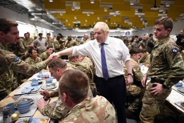 El primer ministro británico sirvió a los soldados una comida prenavideña en la cantina de esa base.
