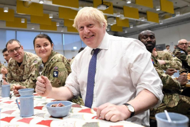 El primer ministro británico sirvió a los soldados una comida prenavideña en la cantina de esa base.