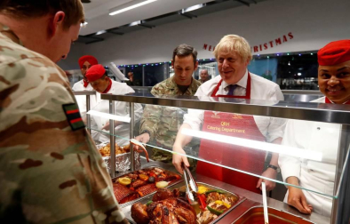 El primer ministro británico sirvió a los soldados una comida prenavideña en la cantina de esa base.