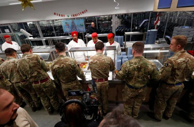 El primer ministro británico sirvió a los soldados una comida prenavideña en la cantina de esa base.