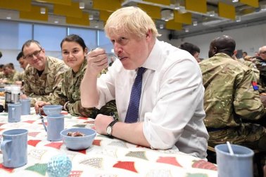 El primer ministro británico sirvió a los soldados una comida prenavideña en la cantina de esa base.
