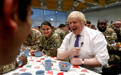 El primer ministro británico sirvió a los soldados una comida prenavideña en la cantina de esa base.