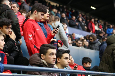 Galería de fotos de la afición en El Sadar durante el Osasuna-Real Sociedad