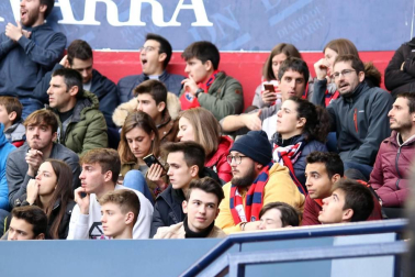 Galería de fotos de la afición en El Sadar durante el Osasuna-Real Sociedad